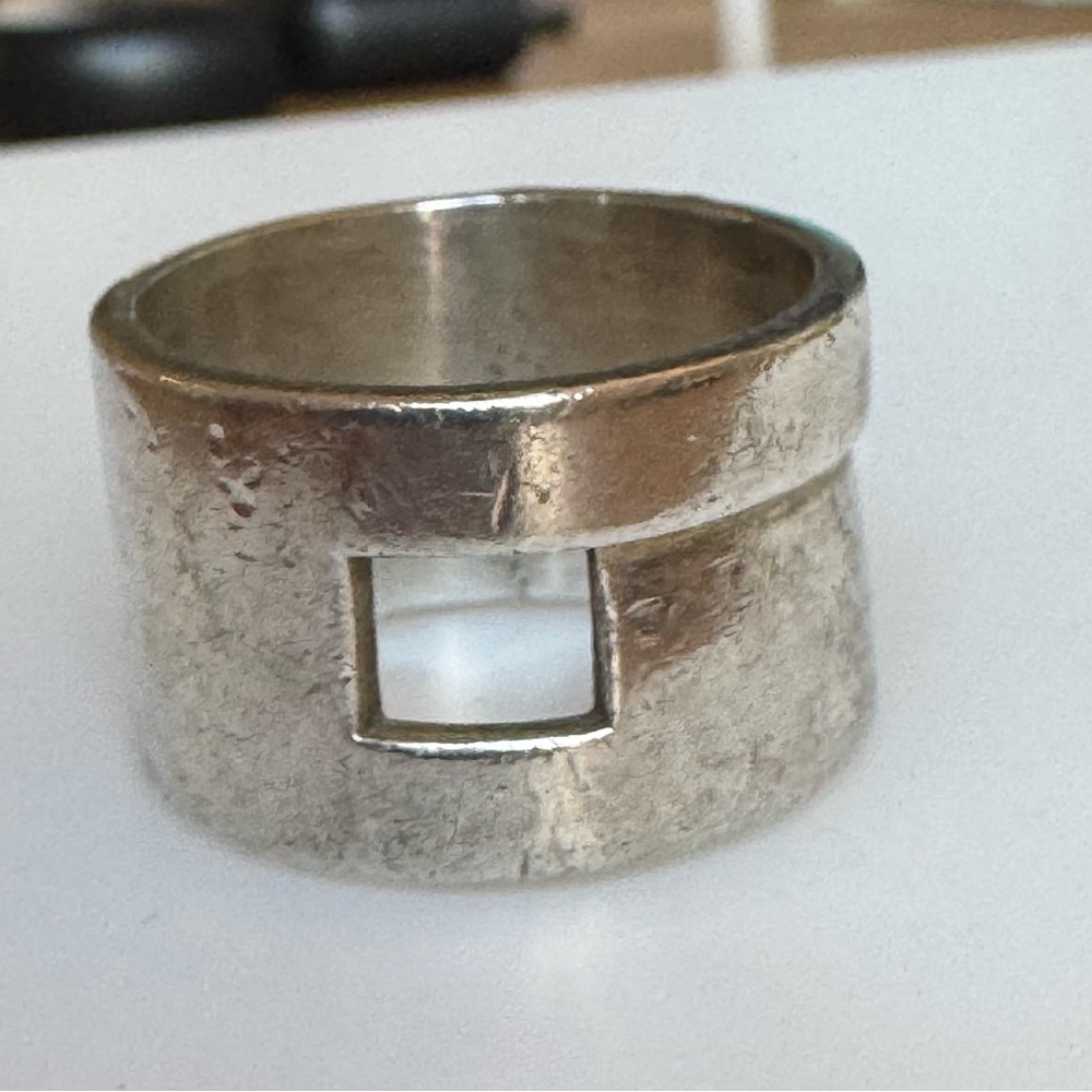 Gucci Geometric G Wide Sterling Silver Ring - size 8 - Picture 4 of 4